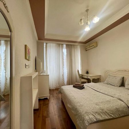 Apartments Near Arena City Kiev Bagian luar foto